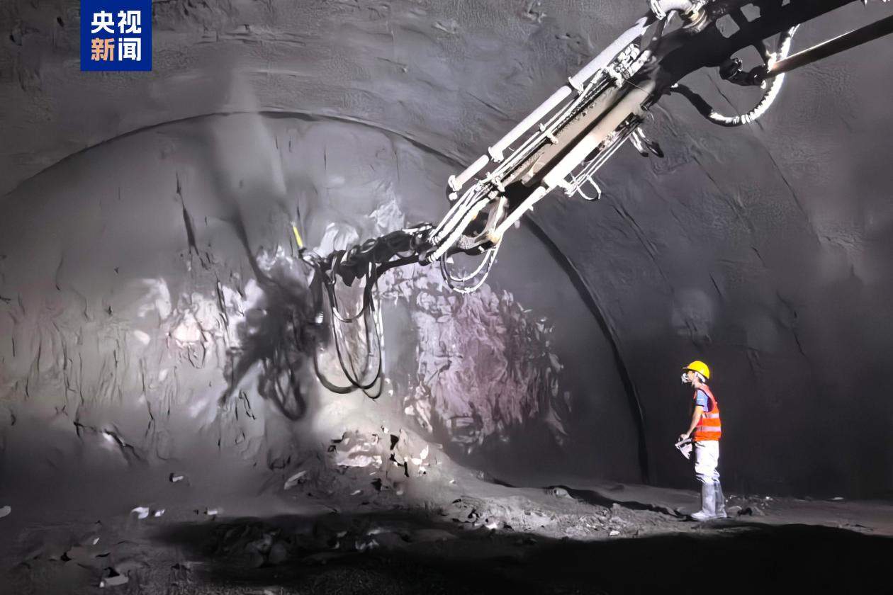 新渝万高铁任家山隧道顺利贯通