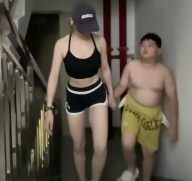 目标20斤！姑姑带10岁侄子爬楼半月瘦5斤 每天爬18层楼