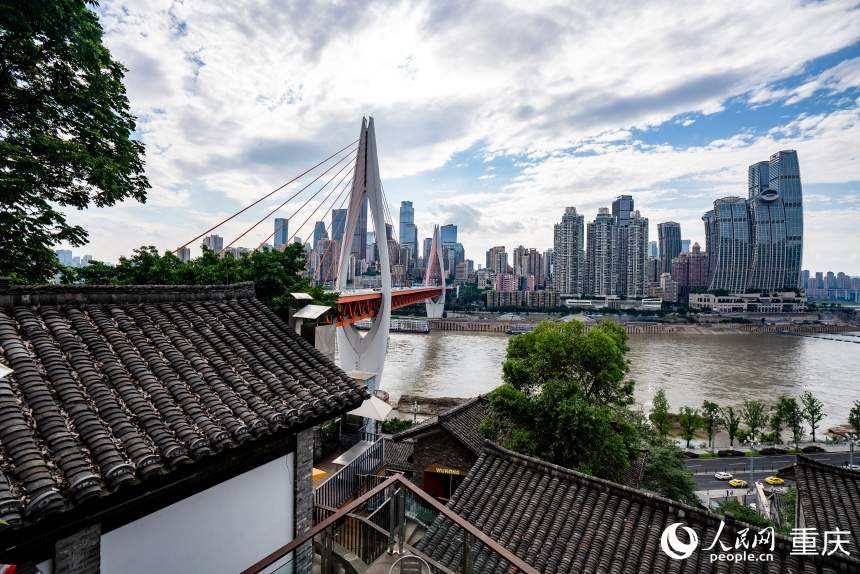 行进中国丨山城江岸，消费起新风