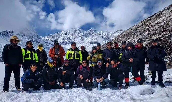 一女生西藏徒步雪后失联，用牛粪保温取暖，躲在牛棚通宵等待，救援人员：女生比较自责，靠冷静智慧救了自己，基本承担了村民救援费