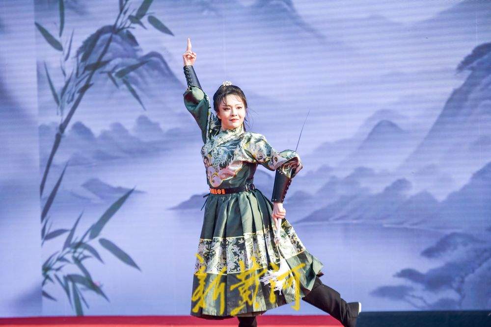 华山脚下开启汉服文化旅游节 华裳绽放传统文化之美