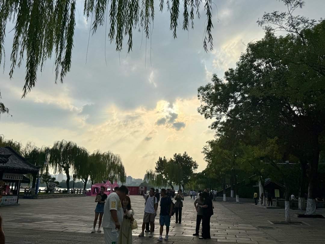 济南大明湖：杨柳依依里，湖光山色新