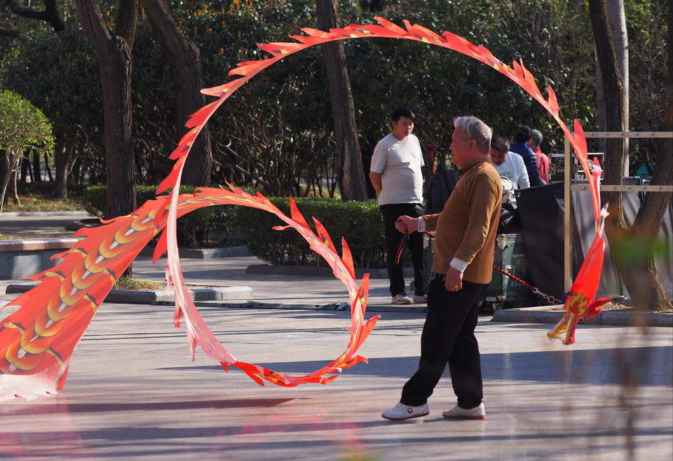 春分日济南街头温暖舒适，不少行人“轻装上阵”