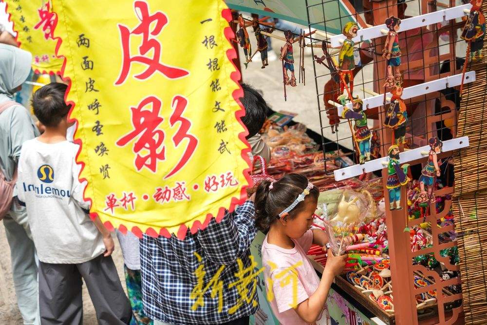 一年四季 泉在济南｜五一假期千佛山人气爆棚 文创市集演绎泉城新活力