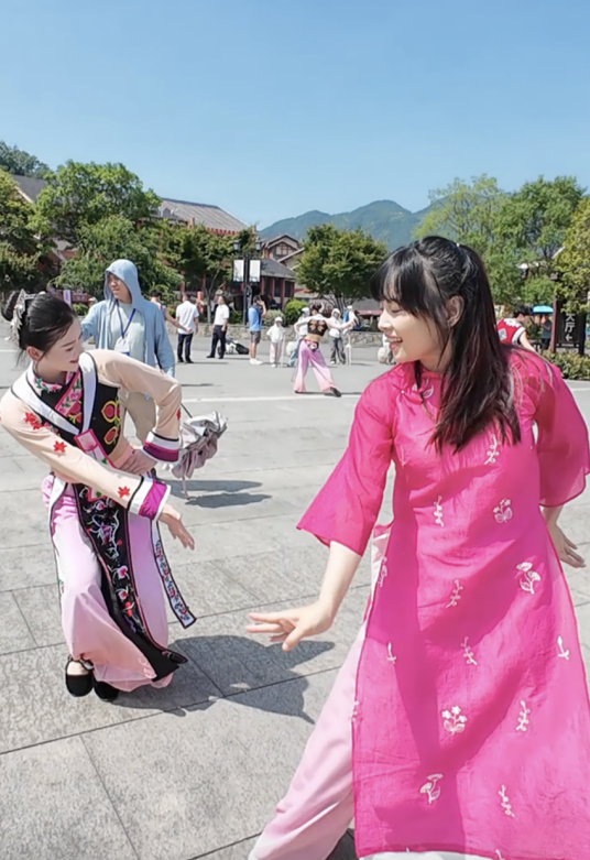 地质奇观遇科技温度 亚太大V深度探秘恩施大峡谷与大清江红花峰林