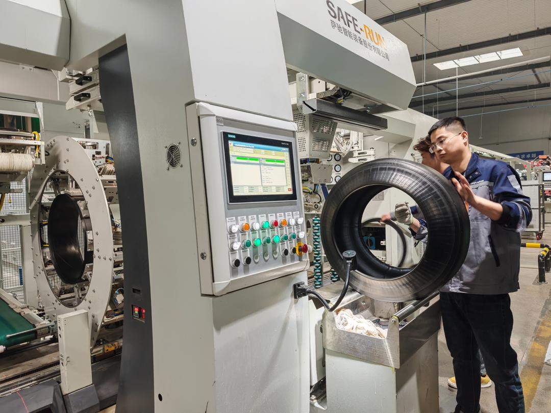 在山东优越橡胶,36秒下线一条轮胎