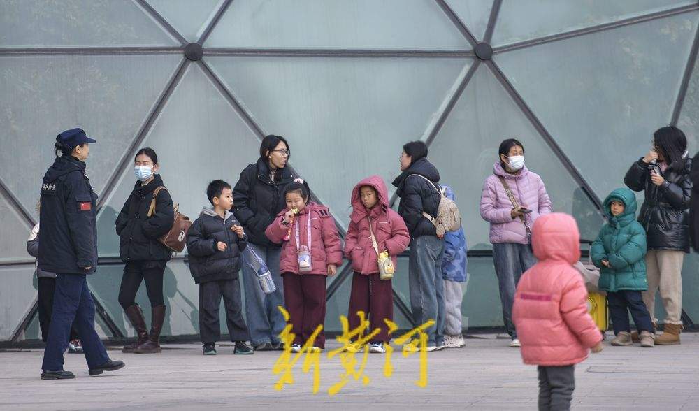 “泉”在济南冬游记｜科技馆里人气旺，开馆前现场已排起长龙