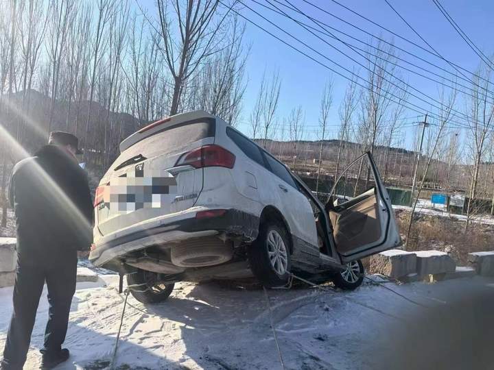 路滑驾车冲出桥面，男子被困崖边！多部门紧急救援