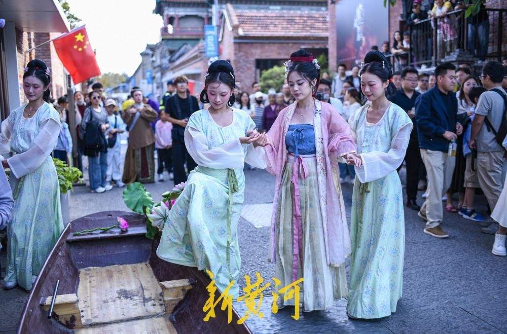 一年四季 泉在济南丨济南百年老街上新街变身“微剧场” 李清照《如梦令》街巷间上演
