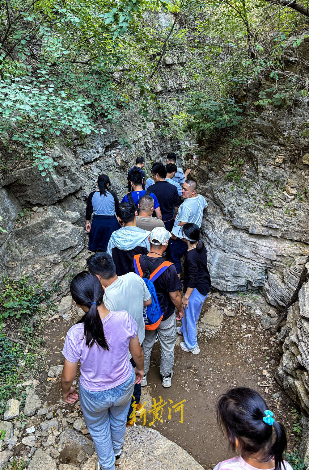 “泉”在济南享金秋｜游客在龙洞风景区“一线天”感受山崖险峻