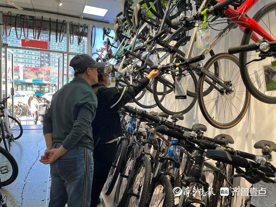 周末踏春轻旅行，公路自行车成年轻人新宠！记者探访济南骑行路线