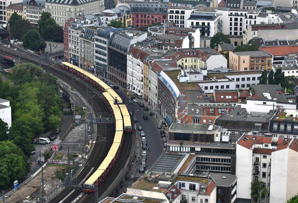 德国柏林约20所学校遭袭击威胁 警方发起调查