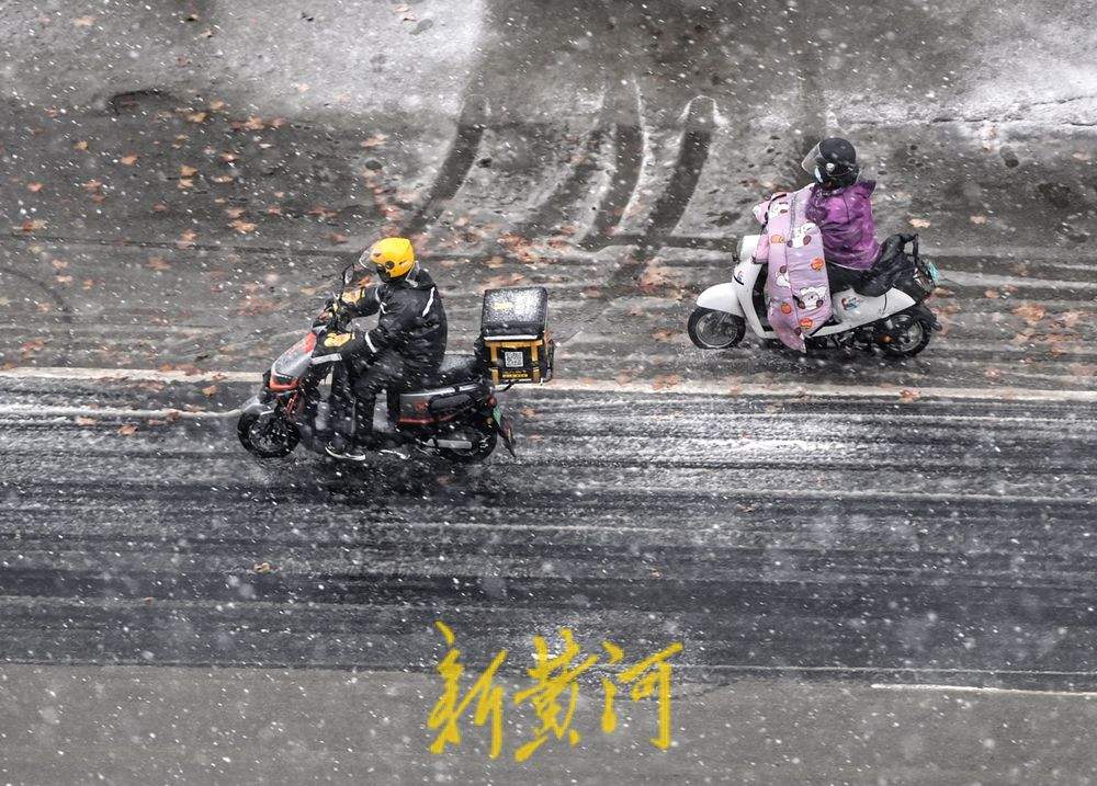 泉城暴雪如约而至 市民冒雪前行