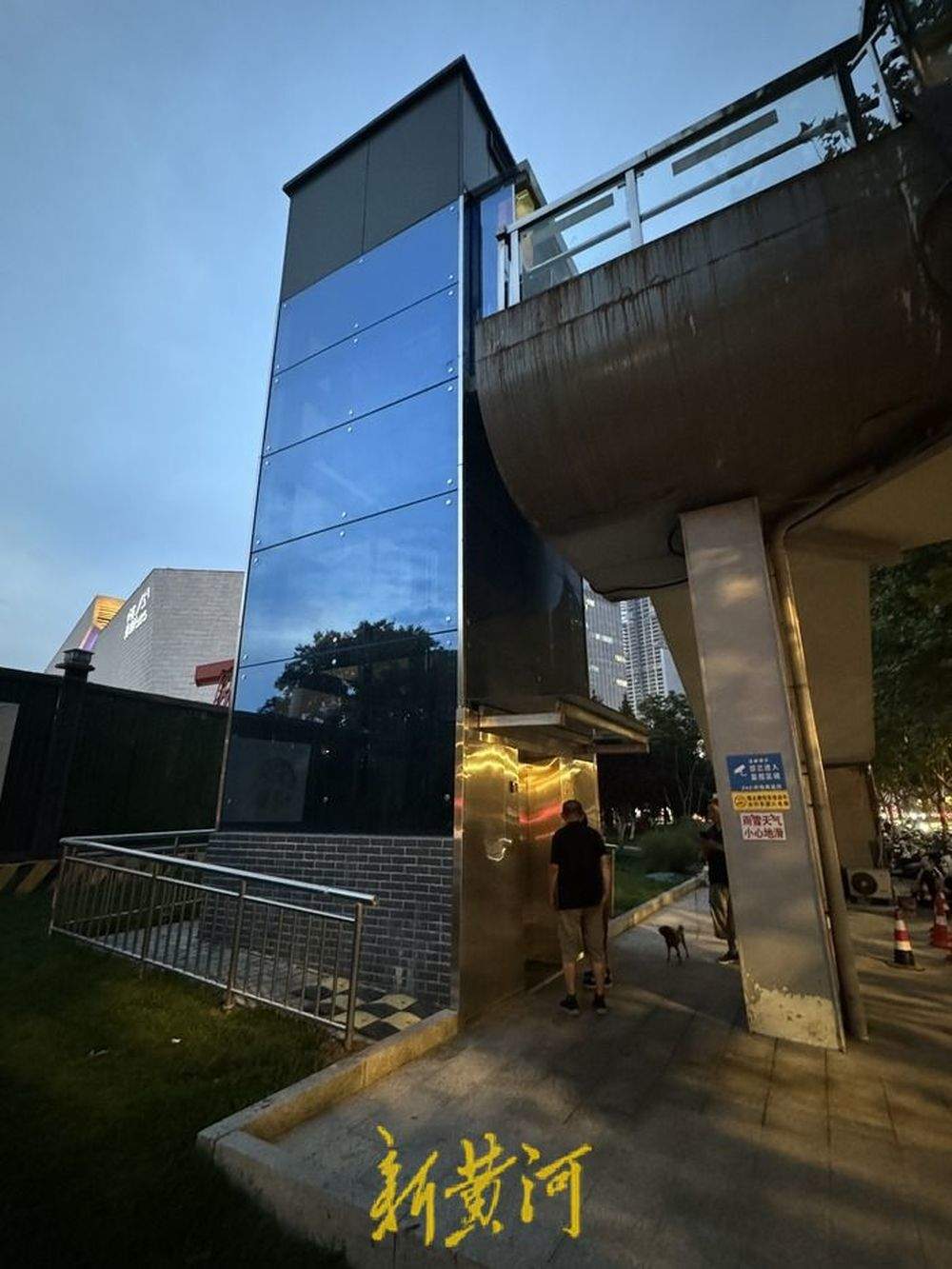 济南多处过街天桥自动扶梯停运,部分电梯老化严重亟需修缮,多方回应