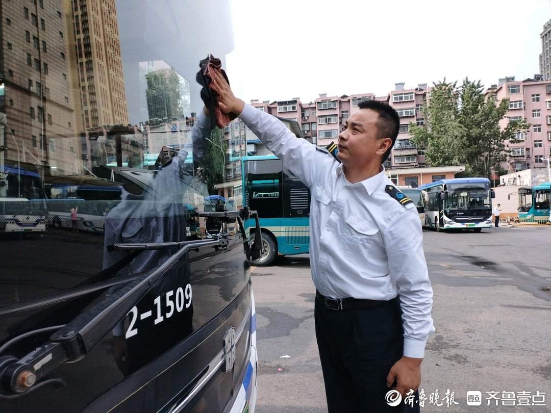 公交司机老杨的父亲节：方向盘后的“缺席”，归途中的“圆满”