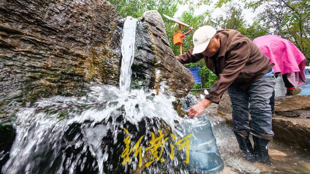 漂泉呈现“飞瀑流泉”景象，市民排队接泉水尽享甘甜