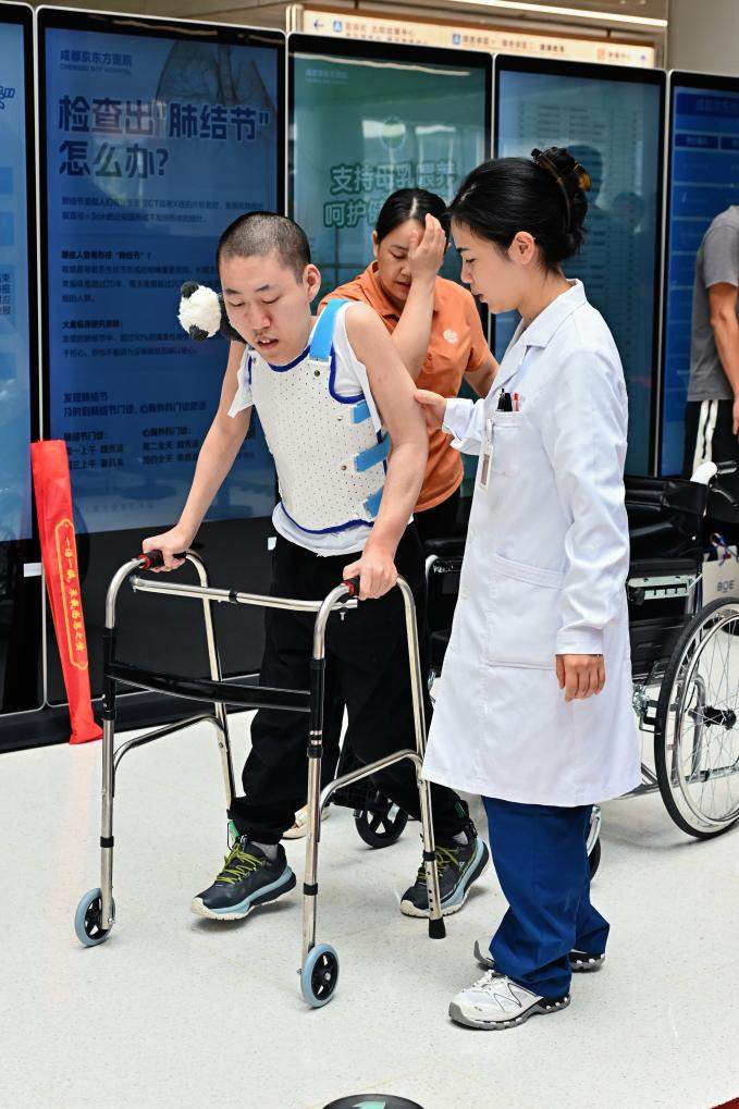 历经4次手术 “折叠男孩”在成都告别“折叠人生”