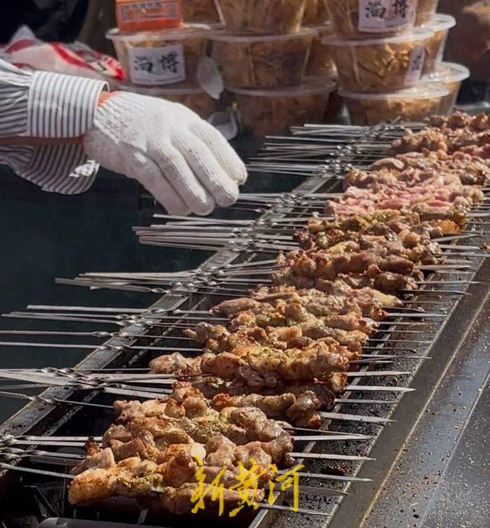 一小时狂销千串淄博烧烤燃爆展销会，食客排队争尝烟火气息