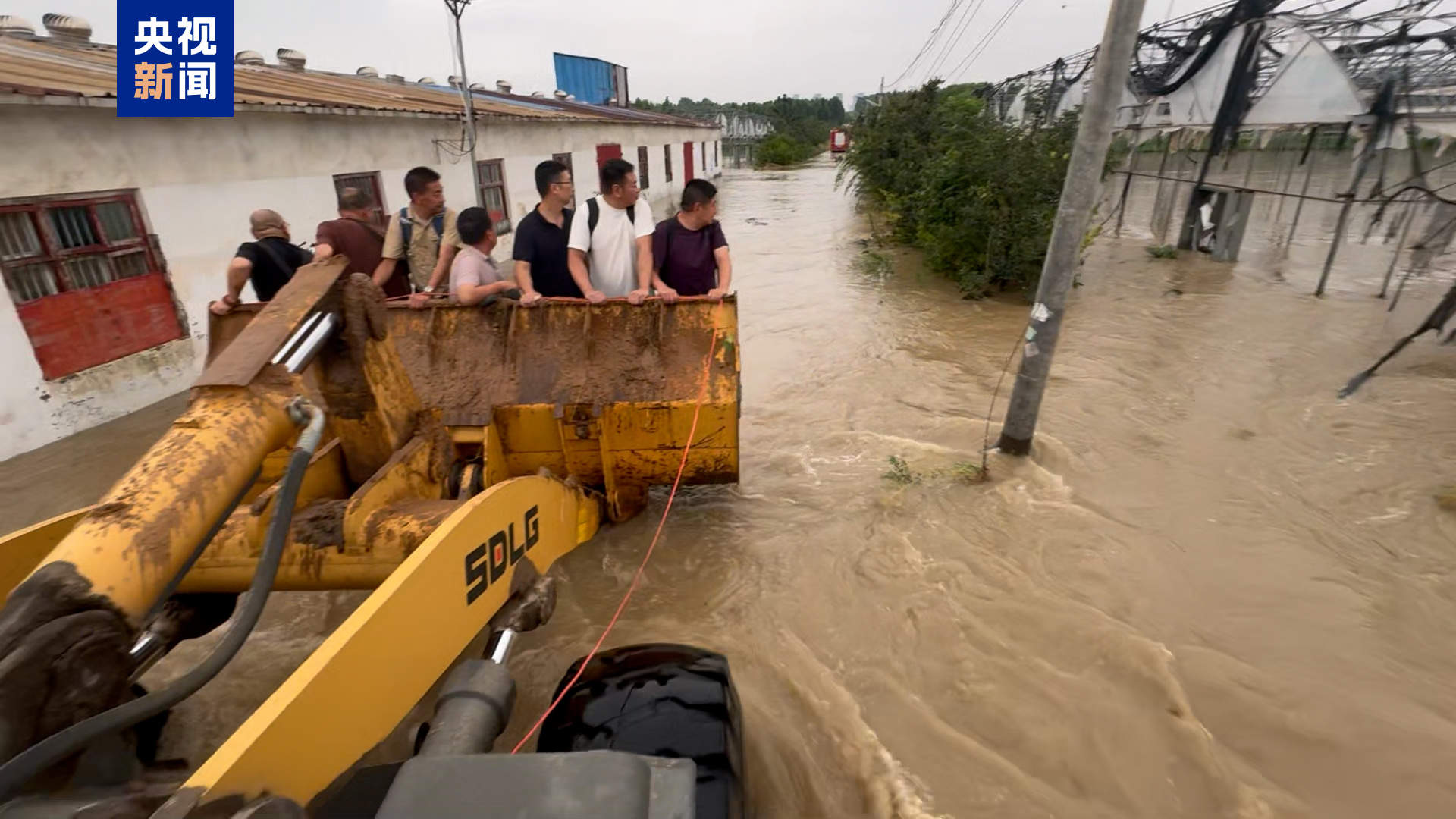 暴雨突袭郑州航空港 消防紧急转移141人
