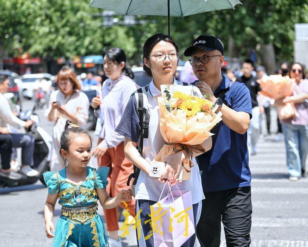 当中考遇上父亲节 父亲手持花束迎接孩子满满都是爱