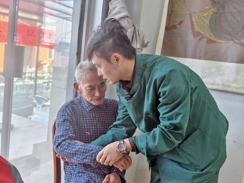 “想我了没？”“天天想你” 95后护工小伙和他的19位“老朋友”