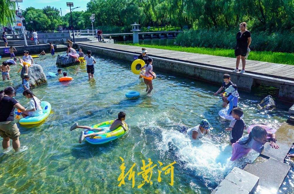 泉水潺潺觅清凉，章丘眼明泉公园上演夏日亲子欢乐图景