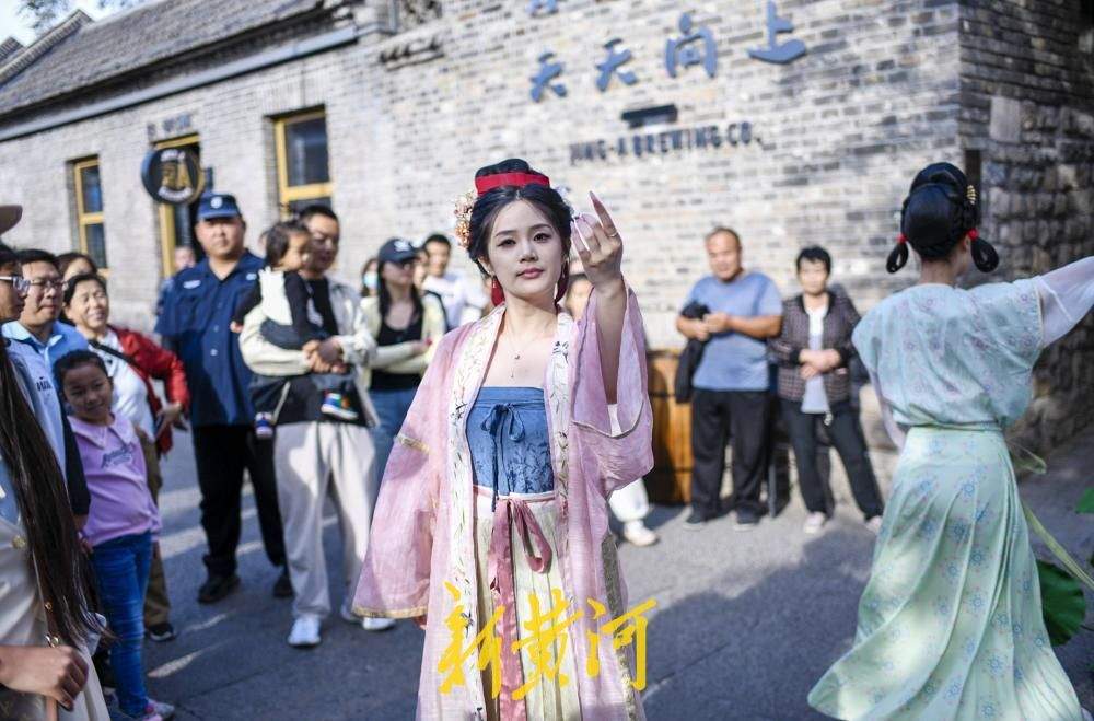 一年四季 泉在济南丨济南百年老街上新街变身“微剧场” 李清照《如梦令》街巷间上演