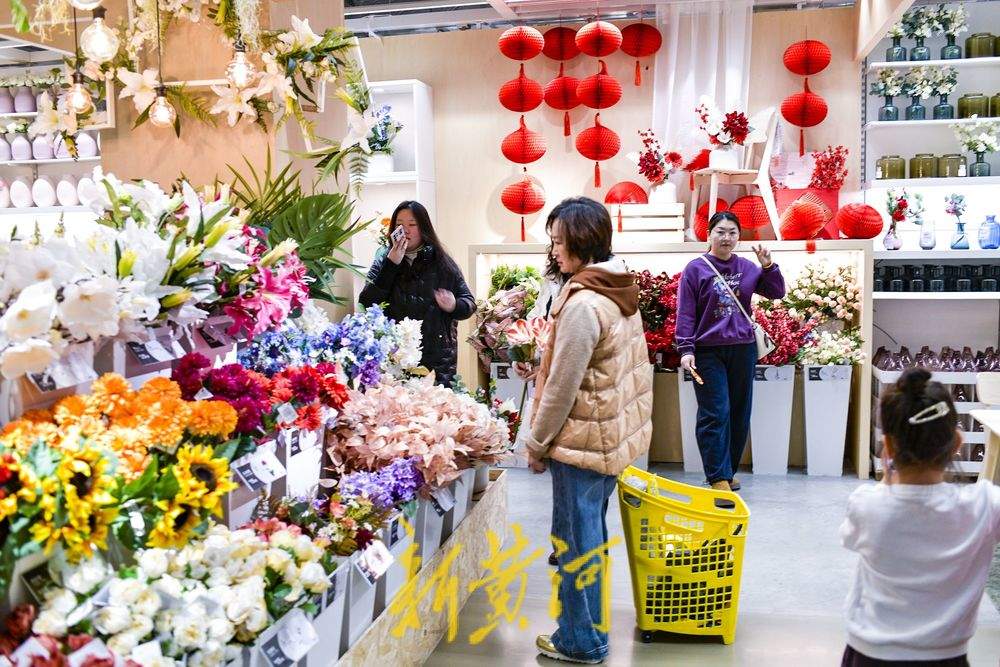 商家打造“新年红”主题场景，传统年货变身网红打卡装置