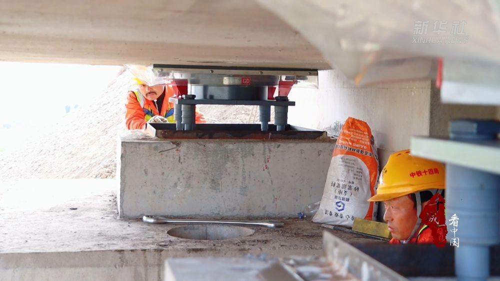 潍宿高铁兰陵段首榀箱梁架设成功