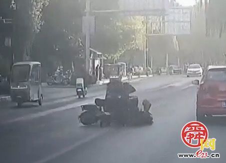 早高峰路遇险情 公交司机车流中暖心相助...