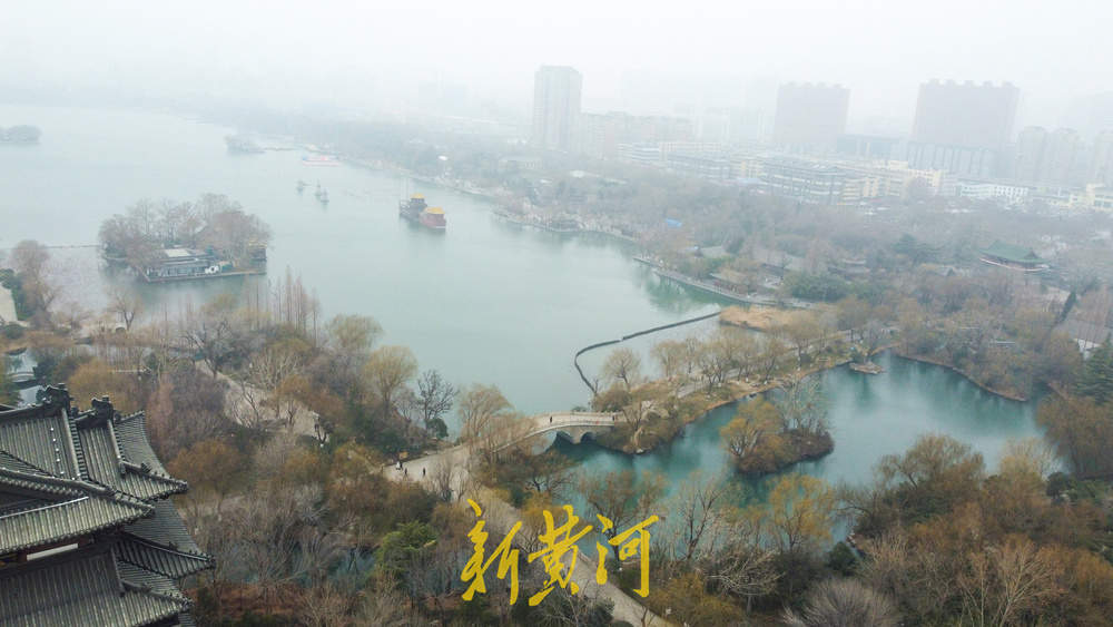 强寒潮来袭气温断崖式下降，大明湖雾霭氤氲如画