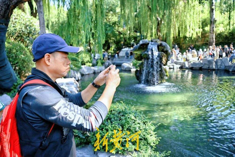 国庆赏泉正当时，济南五龙潭“月牙飞瀑”引游人驻足