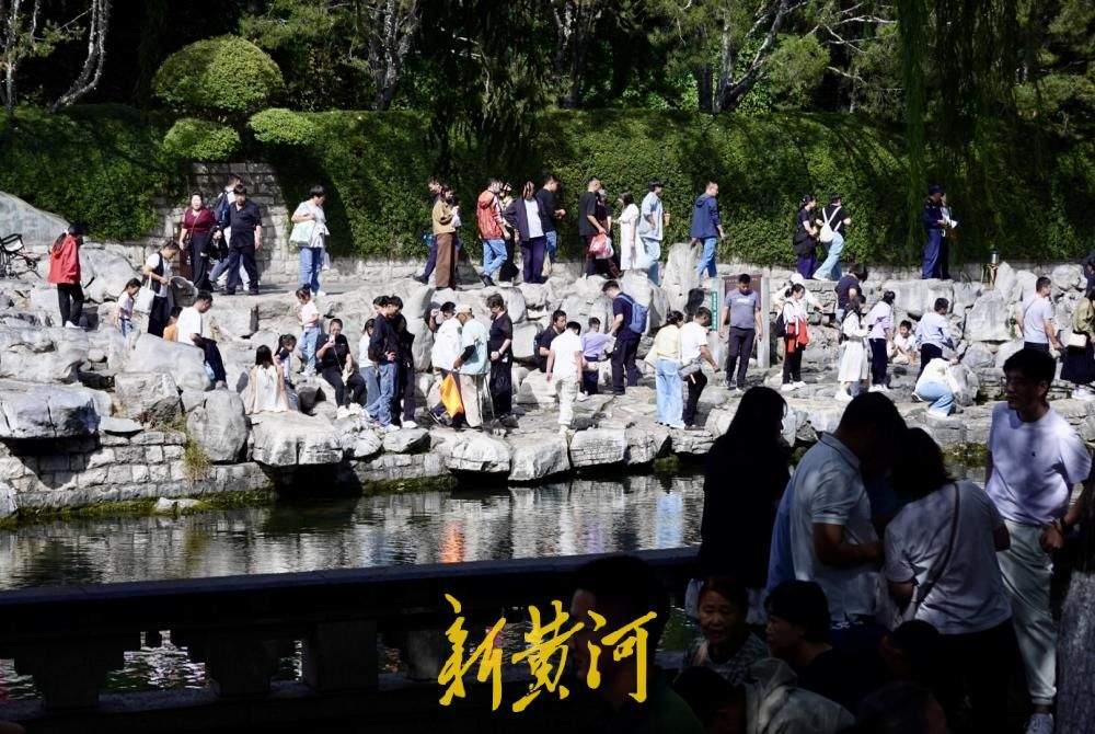 泉城迎金秋旅游高峰，黑虎泉畔游客扎堆赏泉品泉