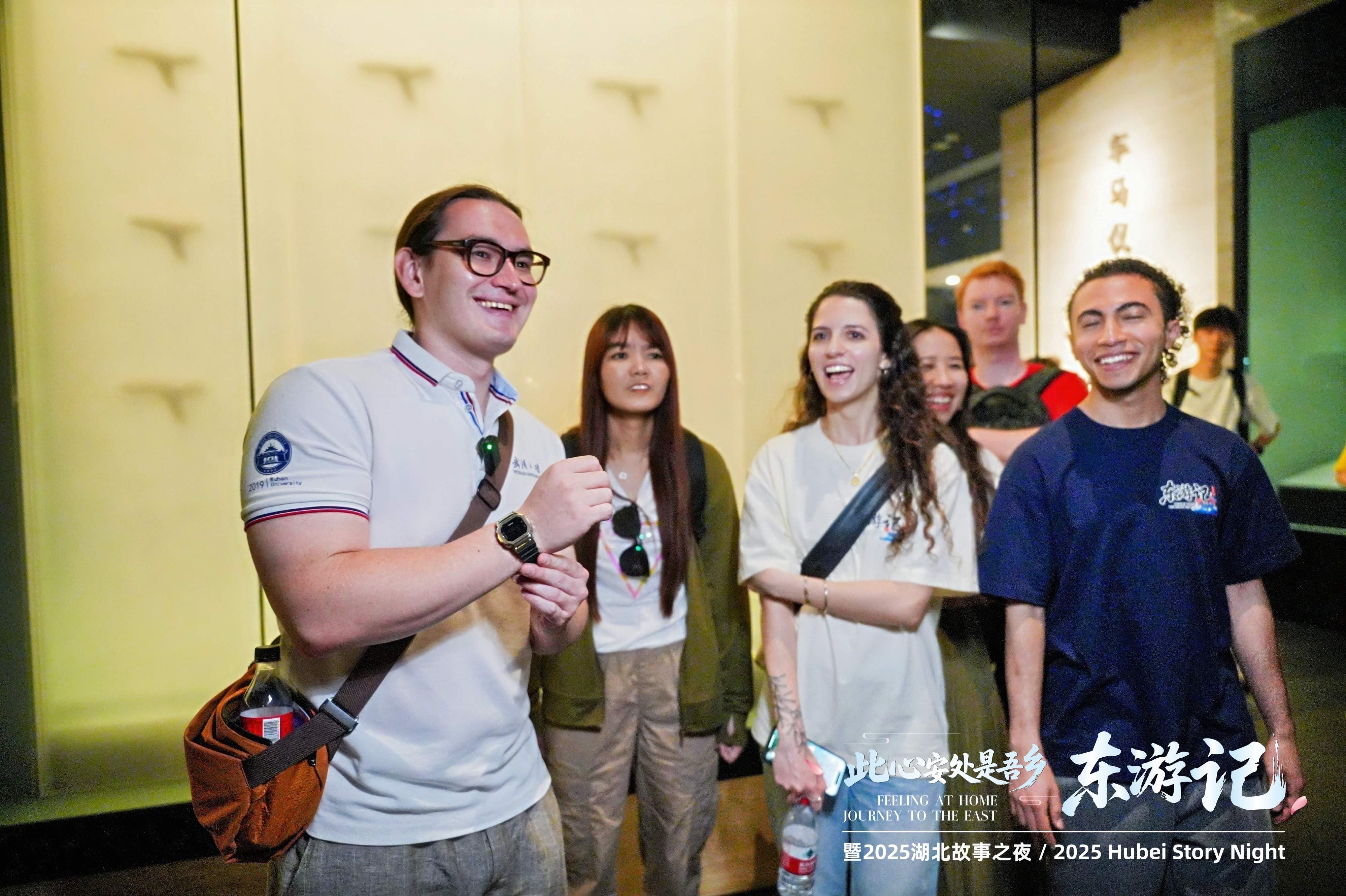 解锁新技能：老外变“老内” 直播带货忙