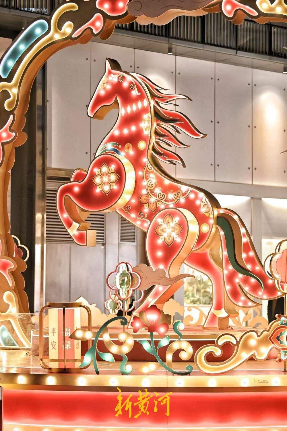 生肖马雕像点亮泉城路夜色