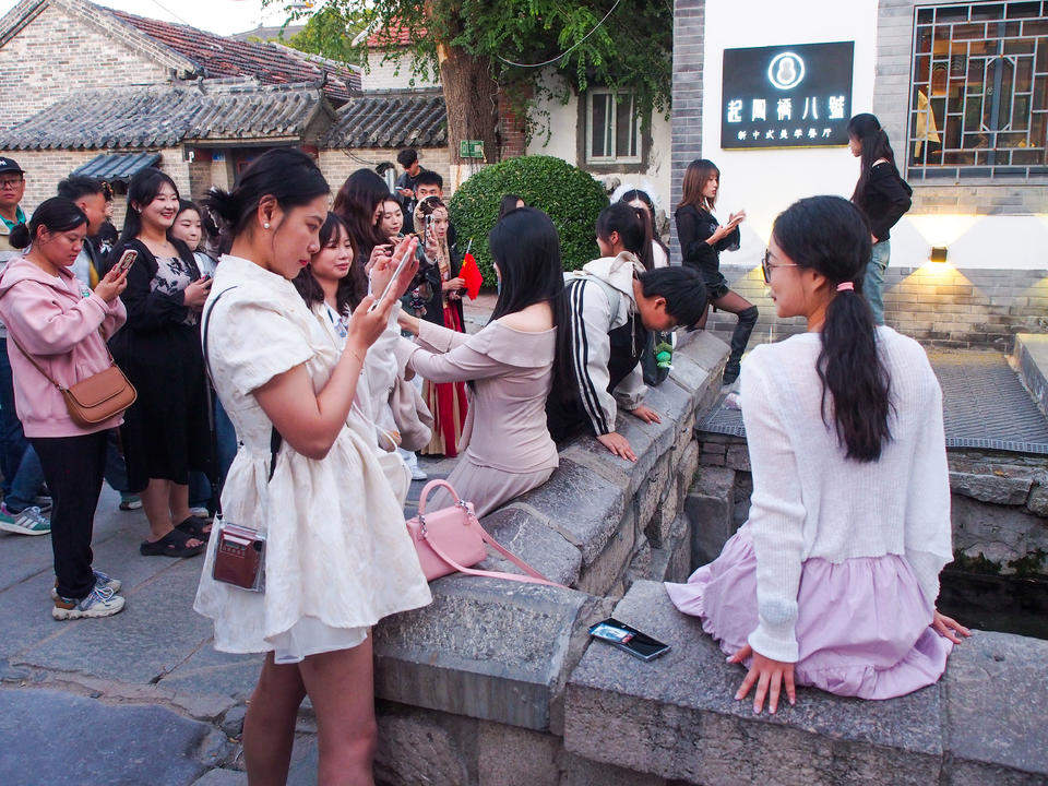 济南藏在小街角落里的起凤桥，却是众多汉服女孩打卡拍照的圣地