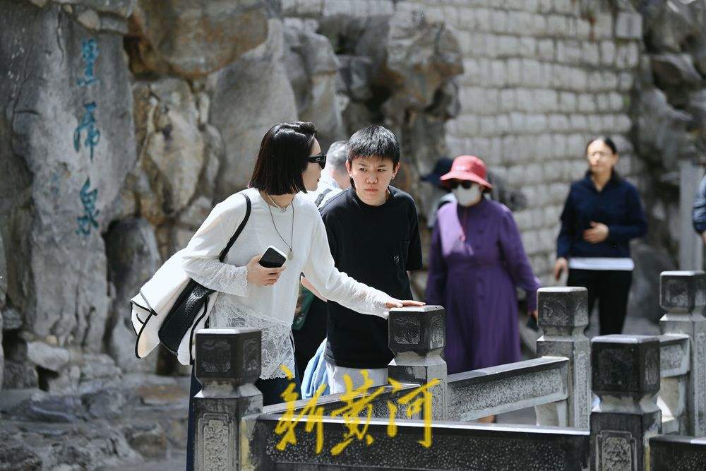 “初夏感”满满，市民护城河畔漫步享清凉