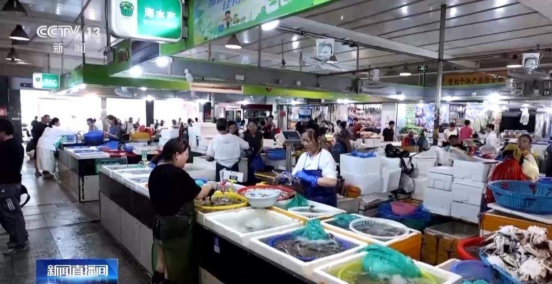 开渔期赶海忙!山东各大鲜活海产“游”进市场