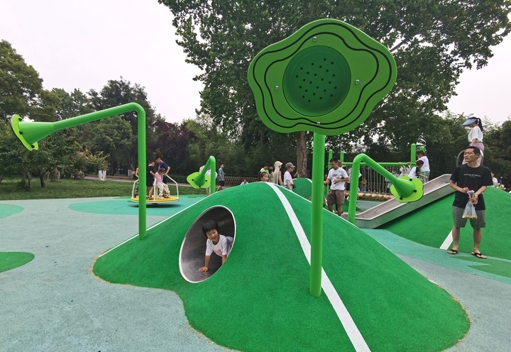此外,大明湖景区还在草坪东侧打造了免费的儿童游乐区,整体色调以