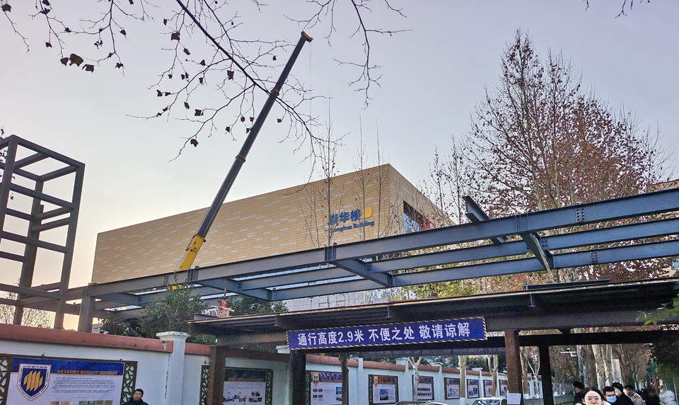 济南山师北街新建过街天桥，方便了学生也便利了过往车辆