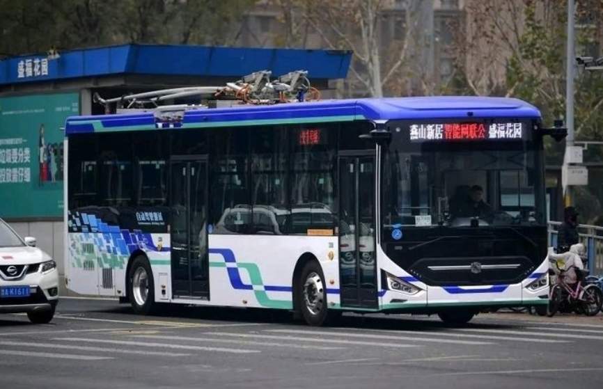 黄河岸边驶来“未来公交”，济南“抢跑”无人驾驶赛道