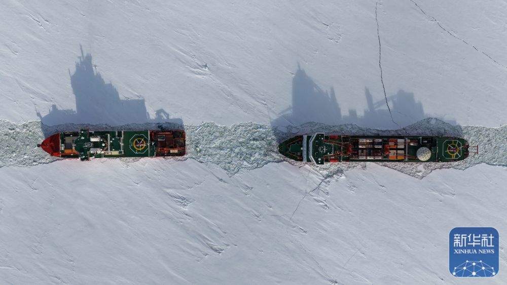 “双龙”探极!“雪龙2”号为“雪龙”号破冰引航