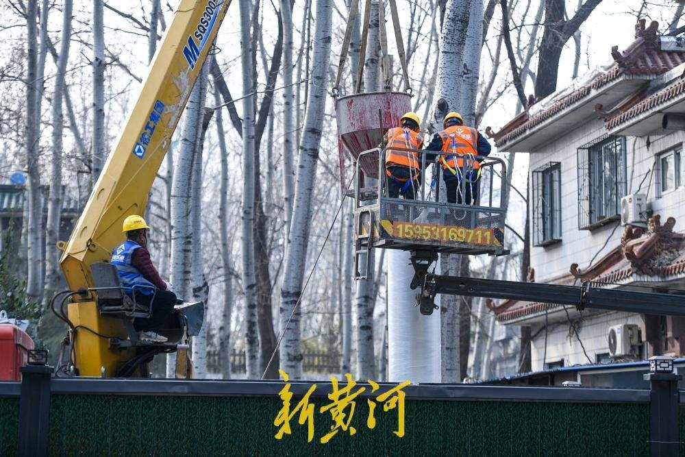 济南二环东路百花公园段新建过街天桥,主体桥墩已成形