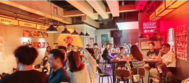 微醺漫步中打卡“夜泉城” 继Citywalk后，又兴起Citydrink