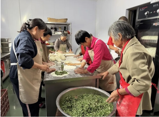 济南小伙办起暖心食堂 一年让近百位老人免费吃午饭