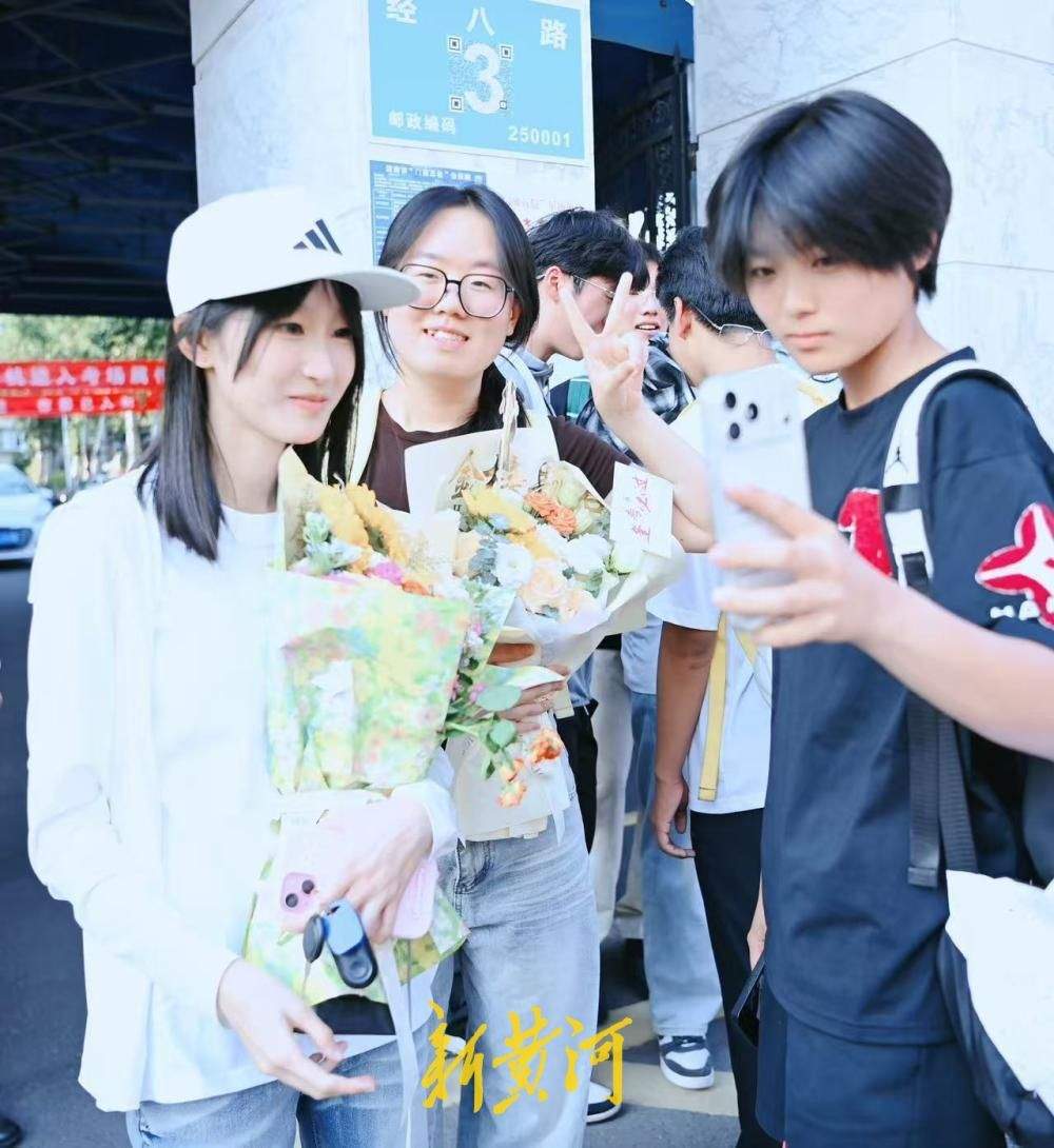 高考圆满落幕 温情合影定格济南考生逐梦瞬间