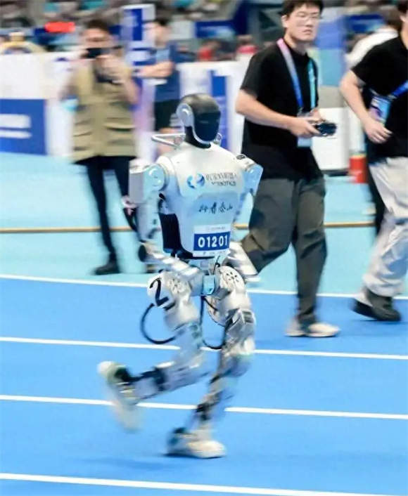 济南人形机器人“狂飙”崛起！