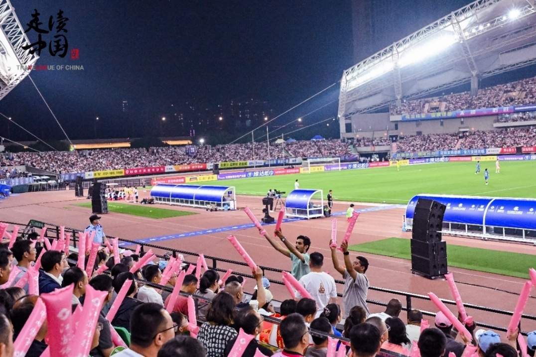 外媒记者沉浸式助威苏超 同频中国城市的鲜活心跳
