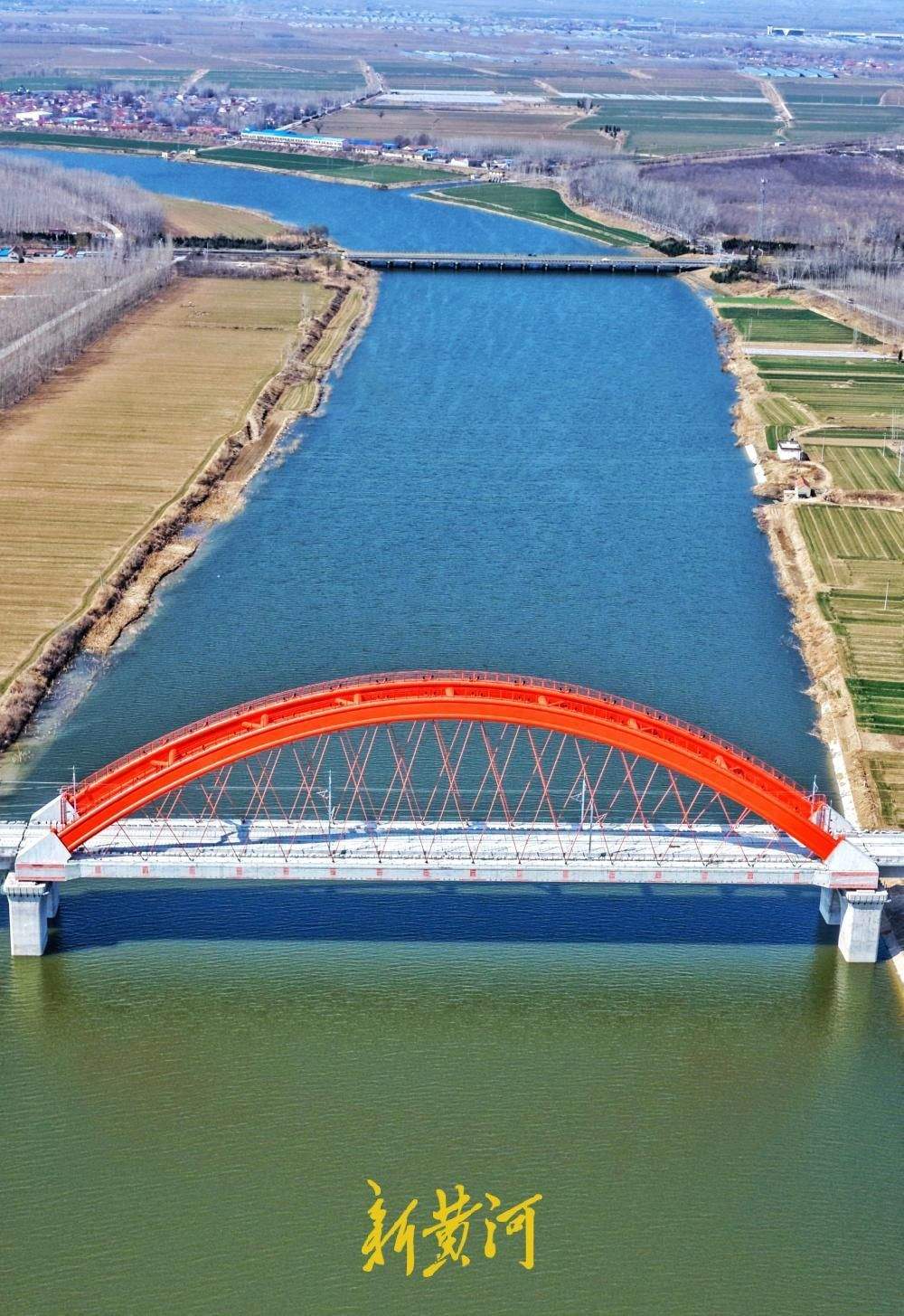 济滨高铁全线首条接触网承力索成功架设