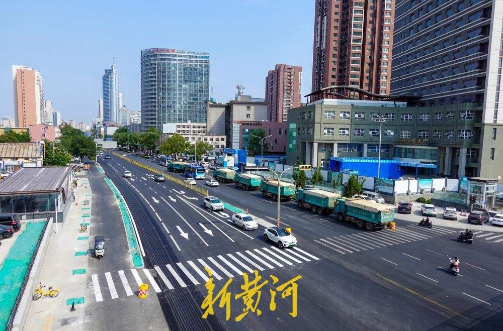 地铁施工围挡逐步拆除，济南经一路快车道上新